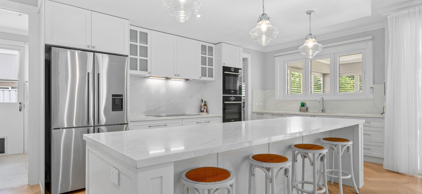 Montvue Kitchen Renovations by Oak and Stone Renovations